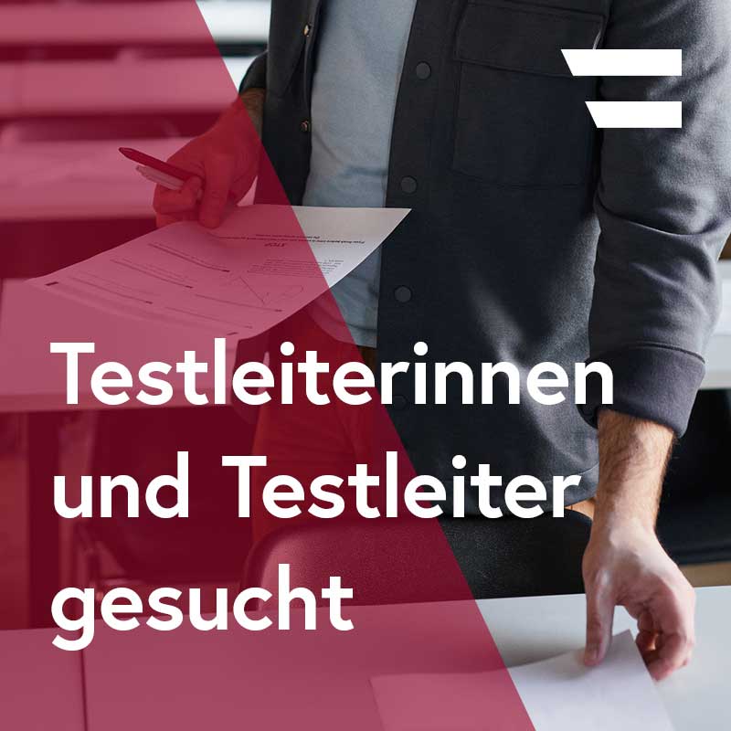 Das Symbolbild zeigt eine Person beim Verteilen von Unterlagen. Der Text am Bild lautet "Testleiterinnen und Testleiter gesucht".